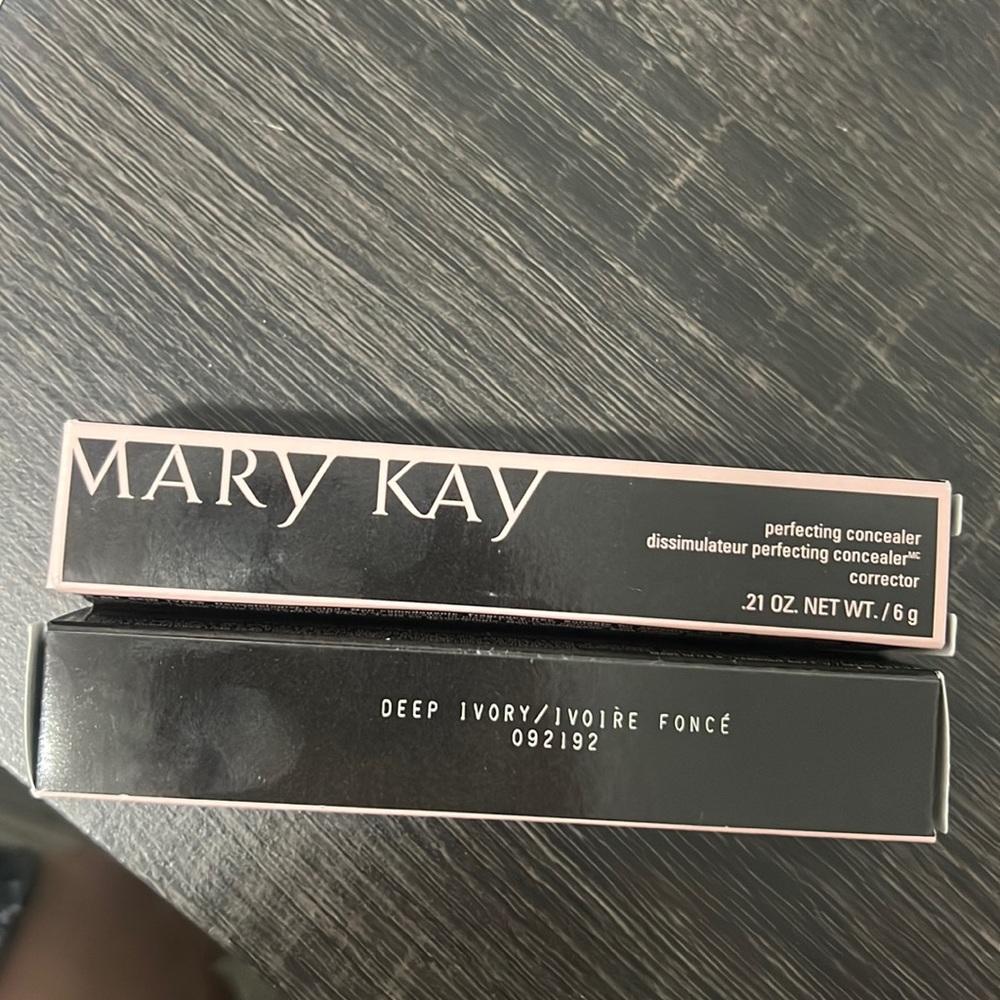 Deep ivory concealer